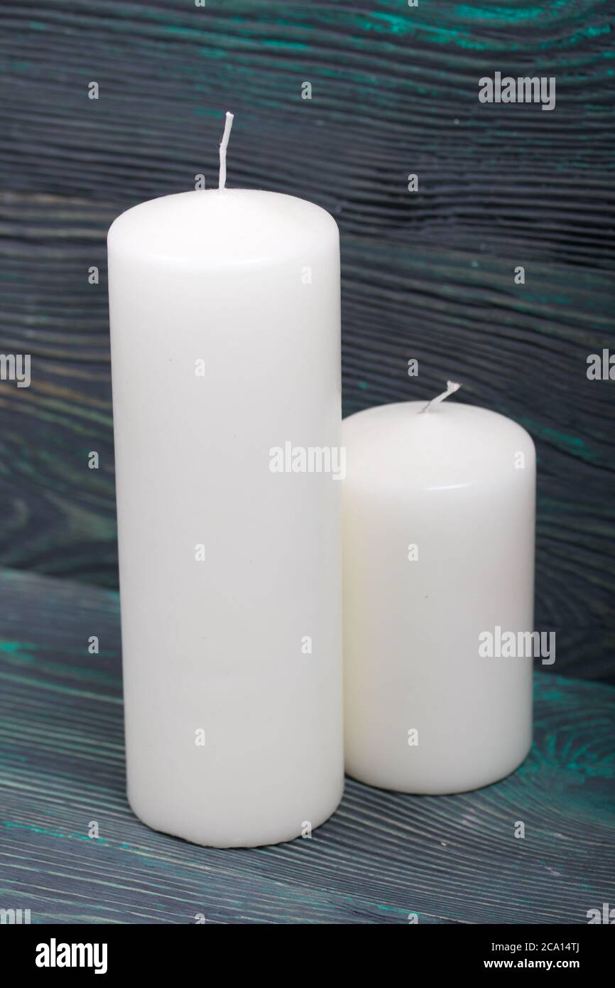 Due grandi candele bianche. Oggetti di amore e di togetherness. Su tavole  verniciate Foto stock - Alamy