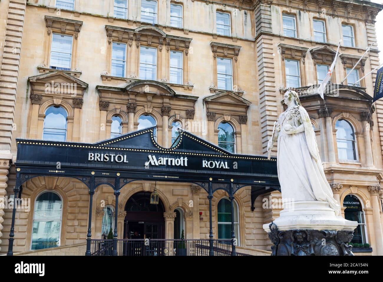 Statua della Regina Vittoria fuori dall'hotel Marriott Bristol Royal. College Green, Bristol, Inghilterra. Luglio 2020 Foto Stock
