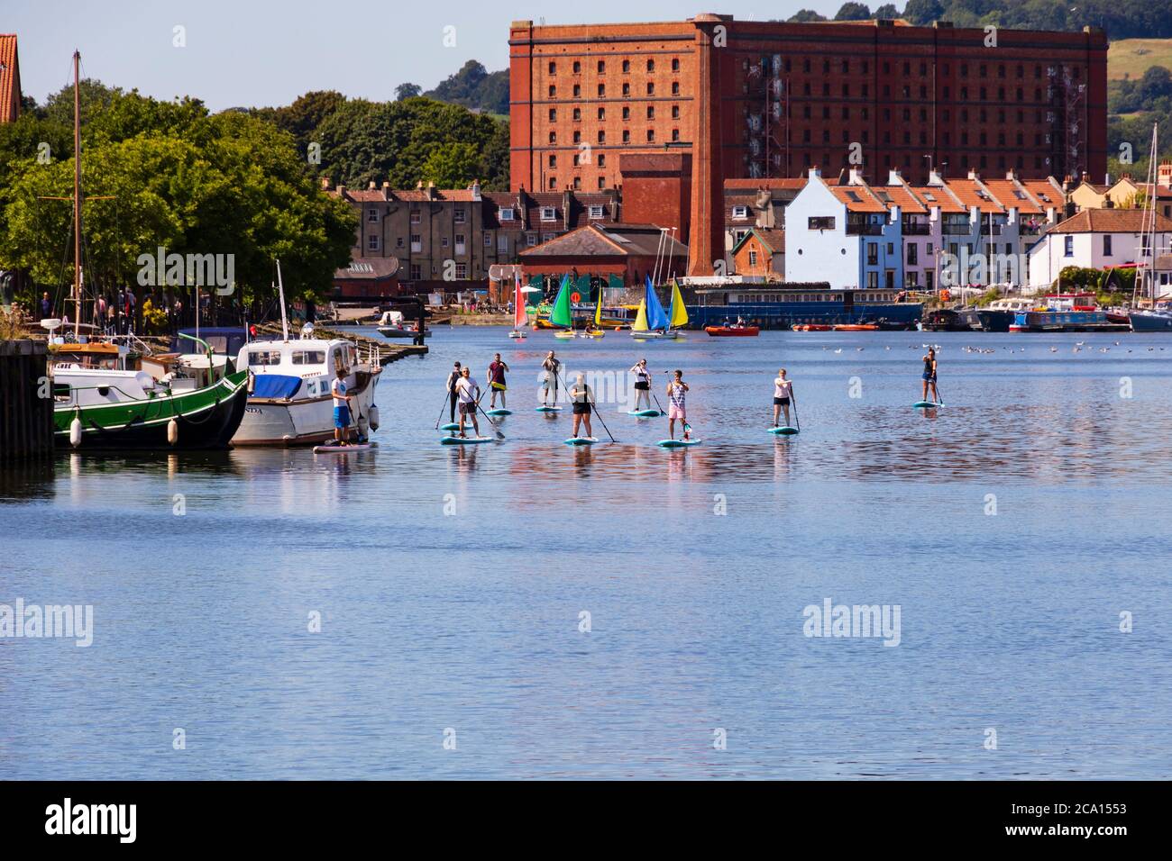 Gruppo di paddle boarders sul fiume avon nel porto di Bristol, Bristol, Inghilterra. Luglio 2020 Foto Stock