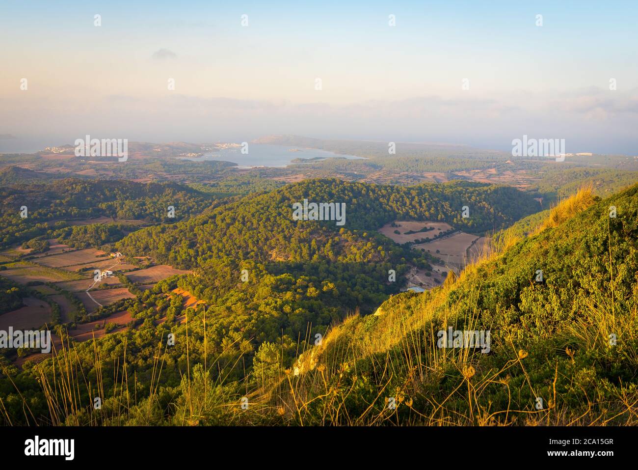 Paesaggio panoramico della costa settentrionale di Minorca, isole Baleari, Spagna Foto Stock