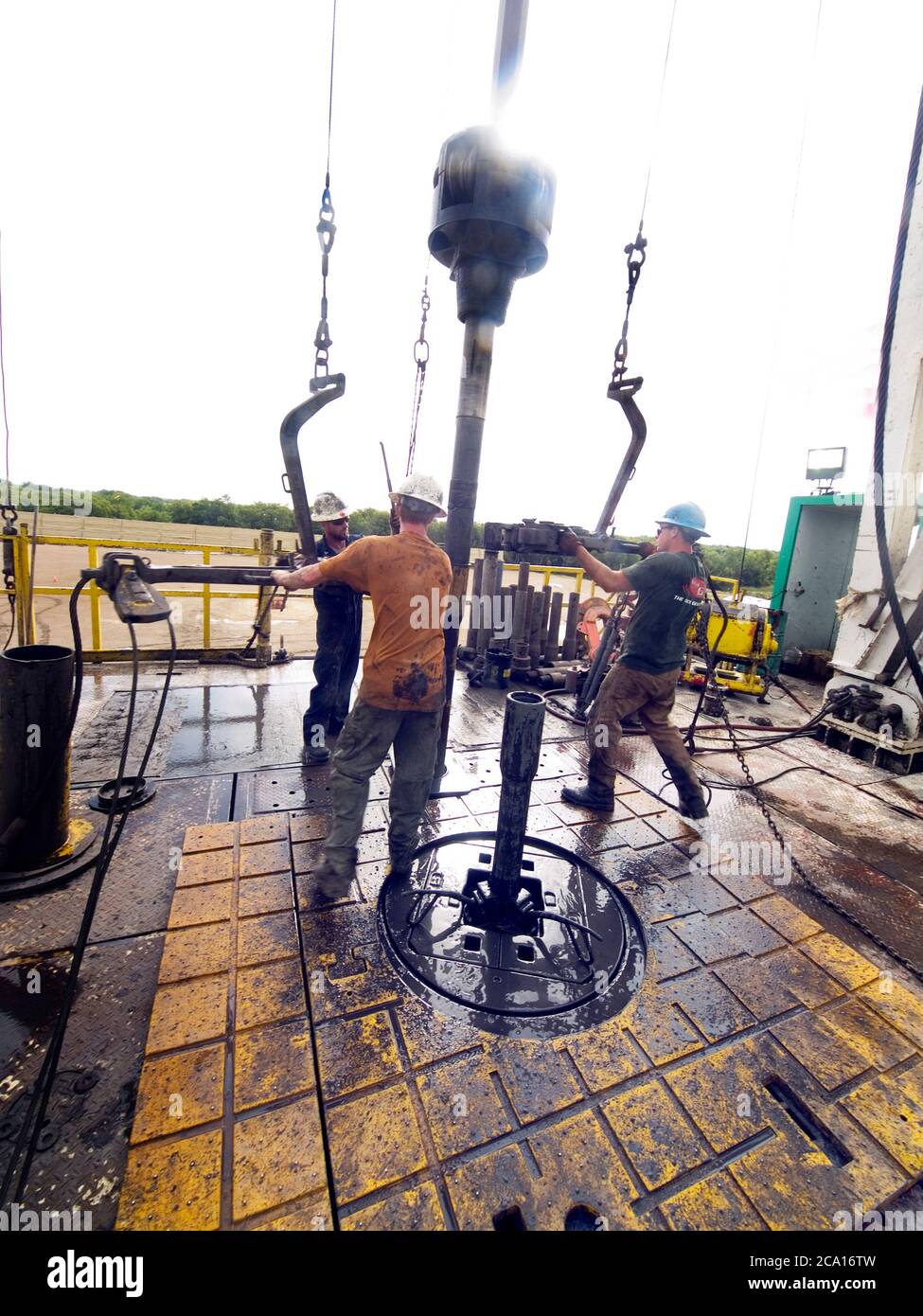 Tubi in attesa di essere aggiunti ad una conduttura che collega un sito di perforazione con una rete di condotte che portano il gas naturale alle centrali elettriche. La conduttura passa sotto linee elettriche prodotte dal gas naturale. Foto Stock