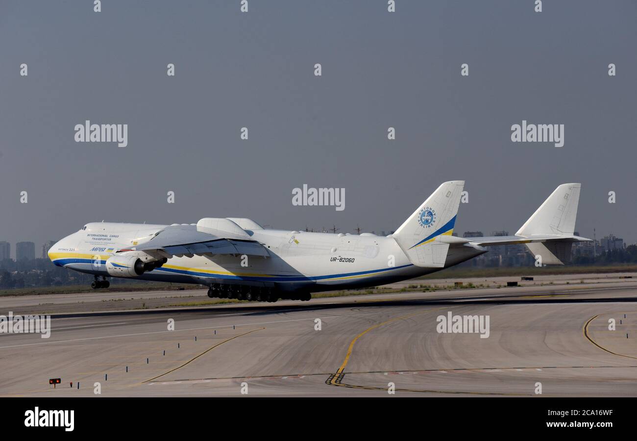 Lod, Israele. 3 agosto 2020. La più grande portaerei del mondo, un Antonov AN-225, atterra all'aeroporto ben Gurion, a Lod, vicino a Tel Aviv, lunedì 3 agosto 2020. L'aereo da carico ucraino sta trasportando i camion Oshkosh militari degli Stati Uniti da equipaggiare con i sistemi di difesa missilistica Iron Dome di Rafael Israeli. Le cupole di ferro saranno utilizzate per difendere le truppe statunitensi contro una serie di minacce balistiche. Foto di Debbie Hill/UPI Credit: UPI/Alamy Live News Foto Stock