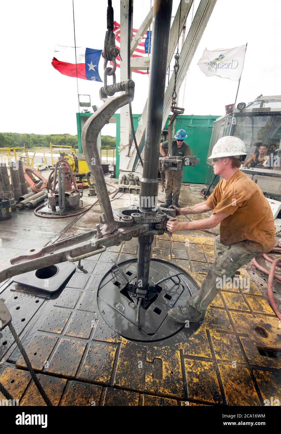 Tubi in attesa di essere aggiunti ad una conduttura che collega un sito di perforazione con una rete di condotte che portano il gas naturale alle centrali elettriche. La conduttura passa sotto linee elettriche prodotte dal gas naturale. Foto Stock