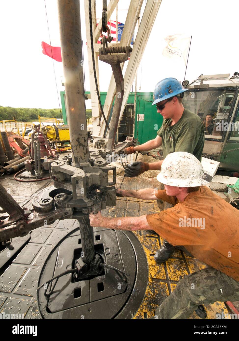 Tubi in attesa di essere aggiunti ad una conduttura che collega un sito di perforazione con una rete di condotte che portano il gas naturale alle centrali elettriche. La conduttura passa sotto linee elettriche prodotte dal gas naturale. Foto Stock