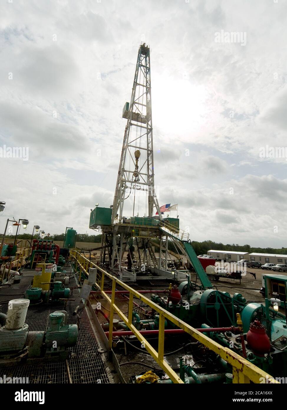 Tubi in attesa di essere aggiunti ad una conduttura che collega un sito di perforazione con una rete di condotte che portano il gas naturale alle centrali elettriche. La conduttura passa sotto linee elettriche prodotte dal gas naturale. Foto Stock