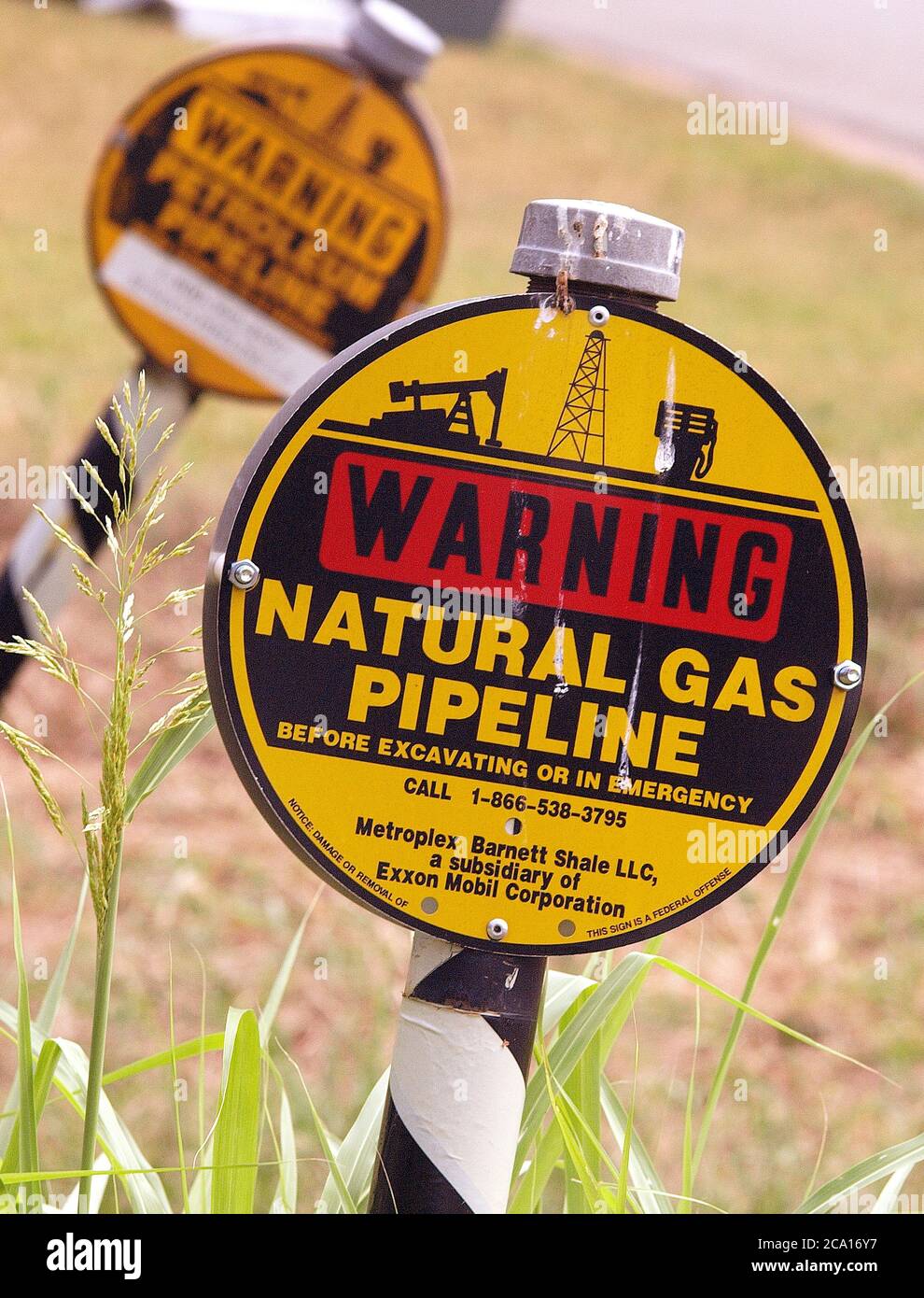 Tubi in attesa di essere aggiunti ad una conduttura che collega un sito di perforazione con una rete di condotte che portano il gas naturale alle centrali elettriche. La conduttura passa sotto linee elettriche prodotte dal gas naturale. Foto Stock