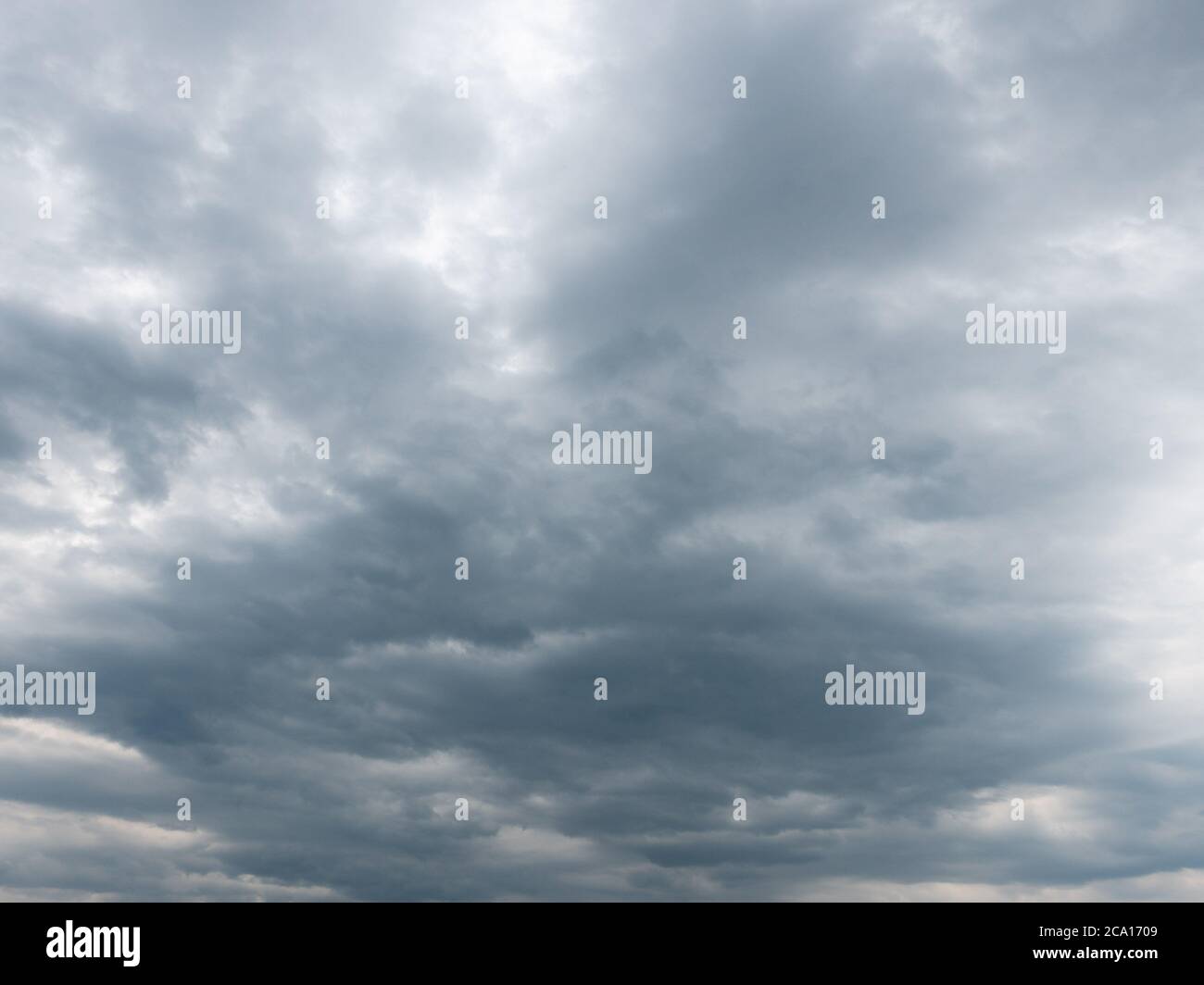 la texture del cielo nuvoloso, drammatica e contrastante, è perfetta per la sostituzione del cielo Foto Stock