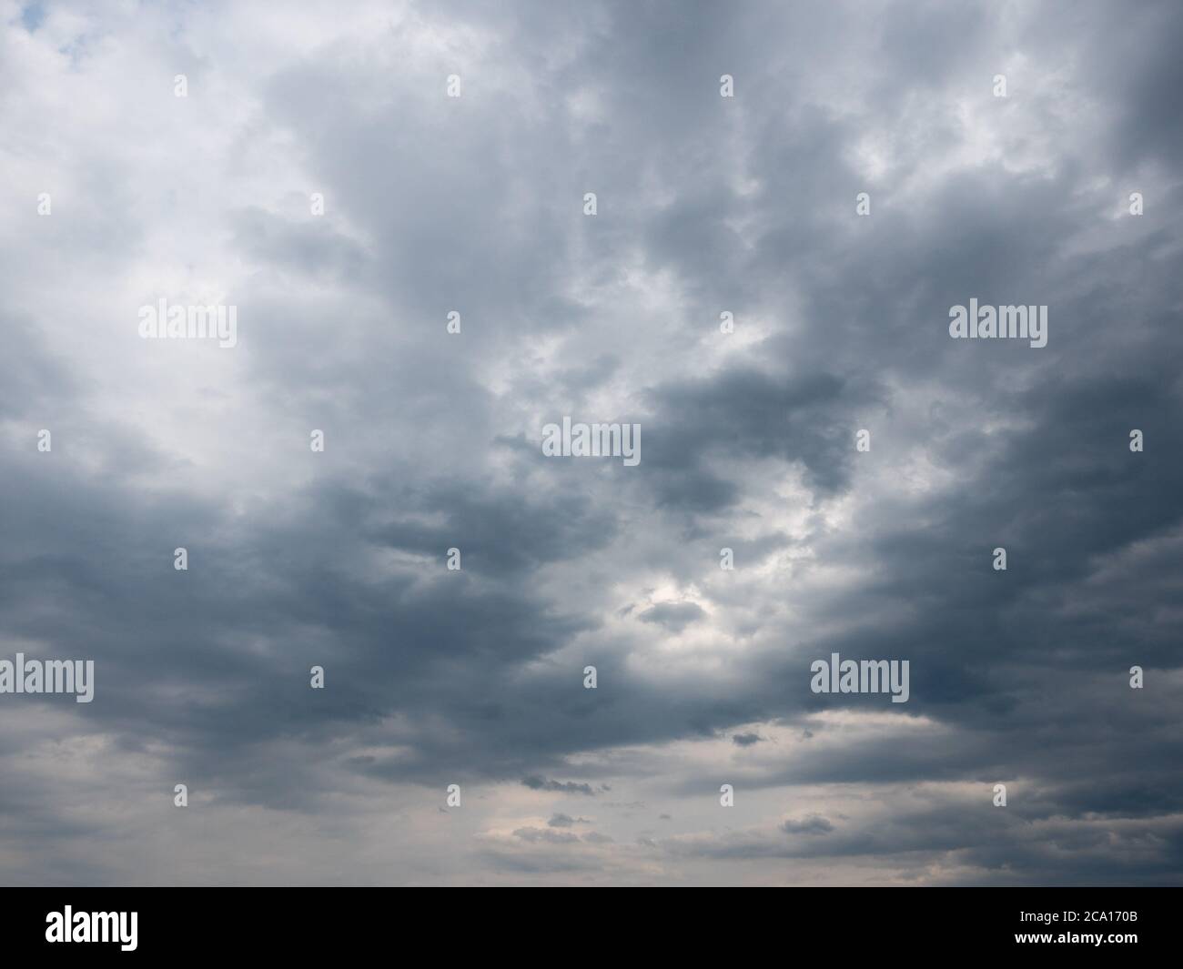 la texture del cielo nuvoloso, drammatica e contrastante, è perfetta per la sostituzione del cielo Foto Stock