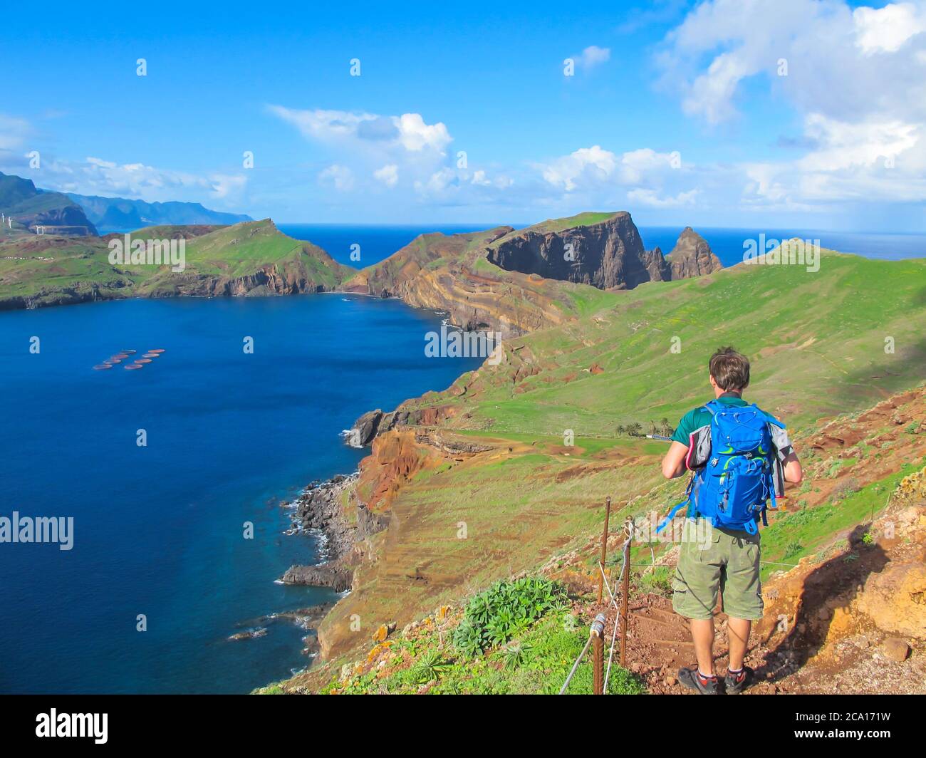 Solo uomo zaino in spalla escursioni a Madeira, Portogallo. Lifestyle attivo sano.Majestic vista della spiaggia selvaggia e delle scogliere a Ponta de Sao Lourenco. Bella m Foto Stock
