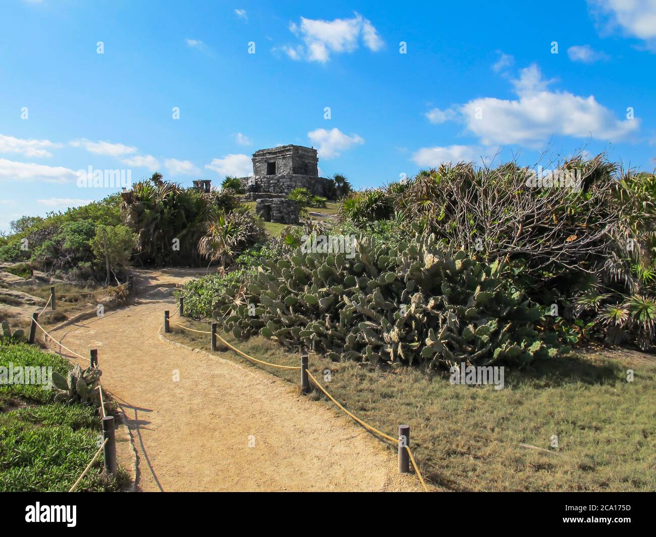 Rovine di Tulum sulla costa del Mar dei Caraibi, Yuacatan, Messico. Maya sito popolare per i turisti.Vista del Tempio Dios del Viento (Tempio del Dio dei Venti).Exot Foto Stock