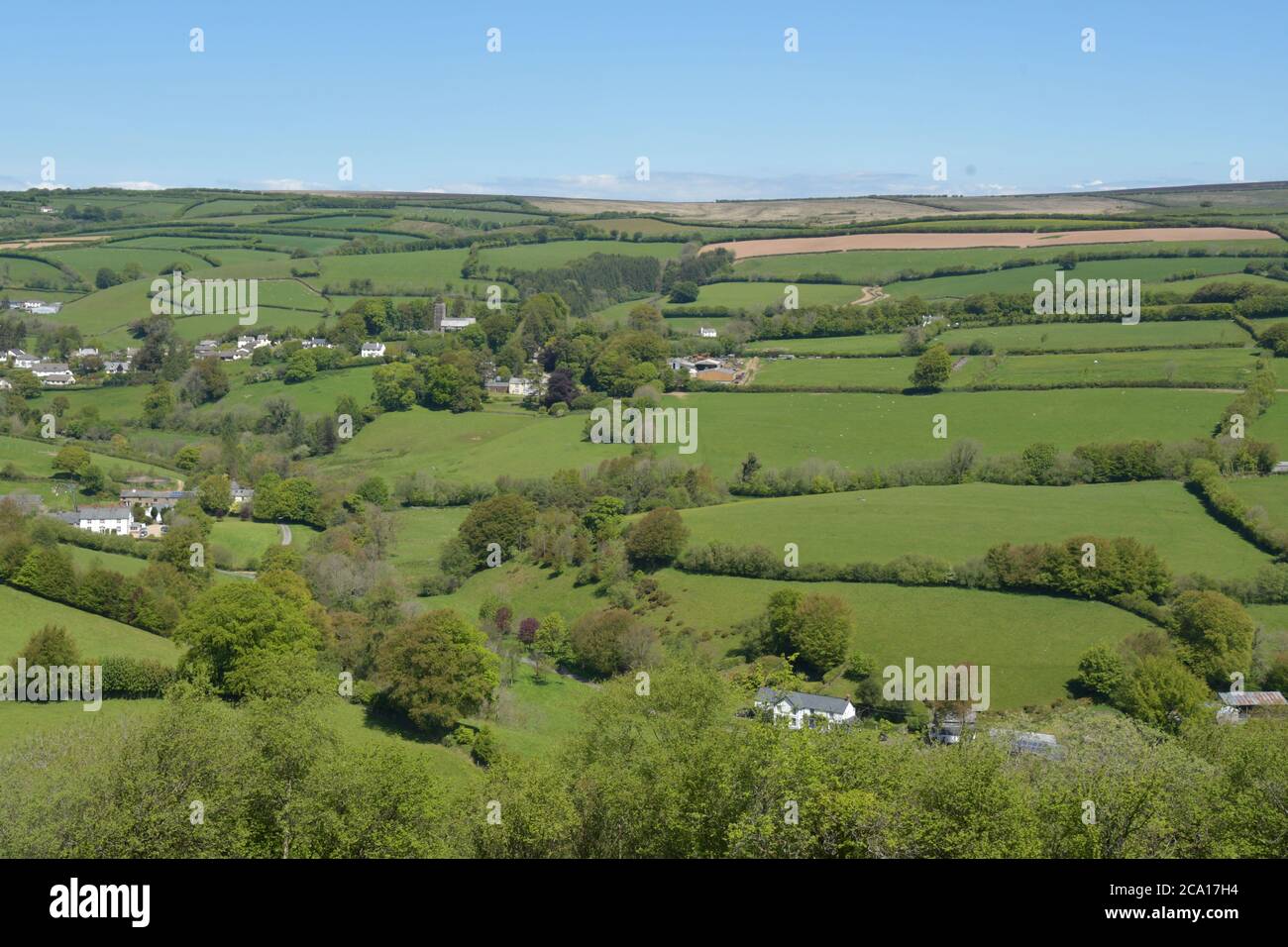 Vista di Exford su Exmoor dalla cima di Road Hill che si affaccia sul fiume exe nella valle sottostante. Somerset.UK Foto Stock