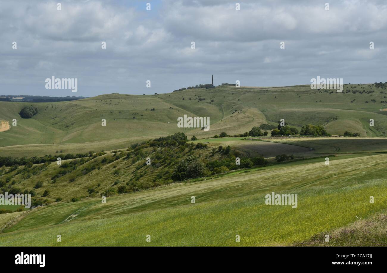 Vista da Morgans Hill verso il monumento Lansdowne su Cherhill giù con Calstone in primo piano, Wiltshire.UK Foto Stock