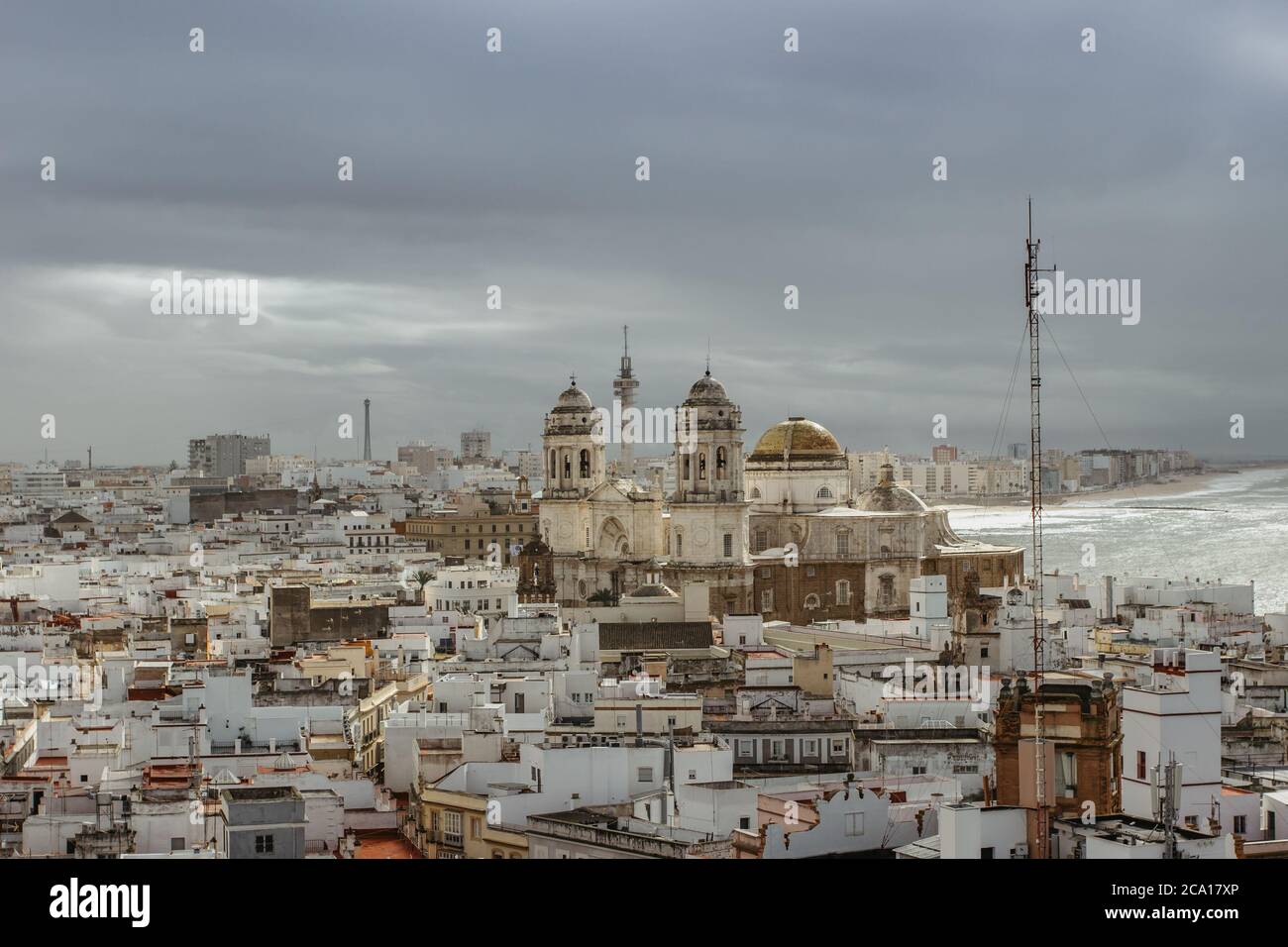 Vista panoramica aerea della città vecchia, dei tetti e della Cattedrale di Santa Cruz in un giorno nuvoloso dalla torre Tavira a Cadice, Andalusia, Spagna.Europa Foto Stock