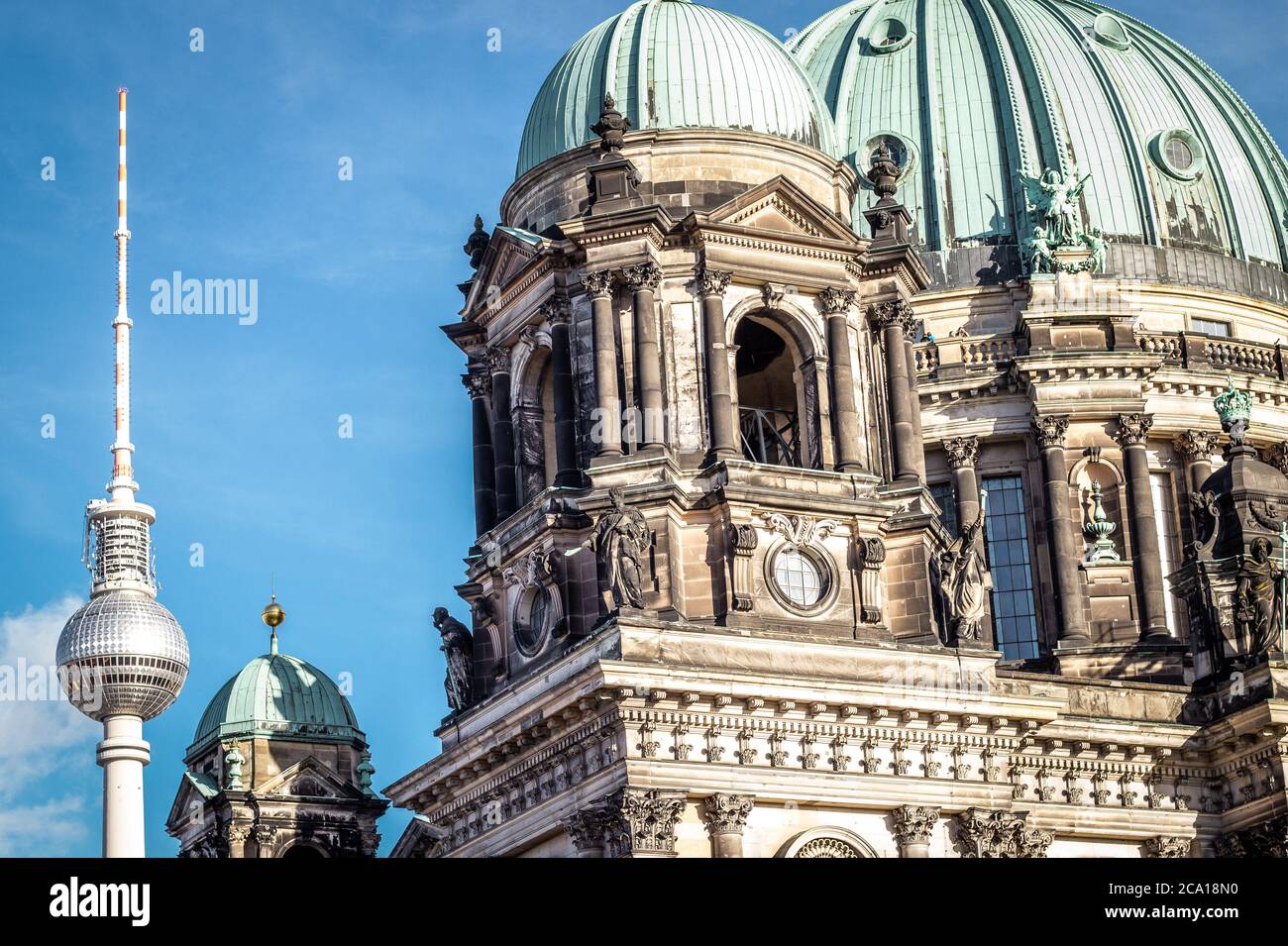 Cattedrale di Berlino (Berliner Dom) e la famosa torre della televisione sullo sfondo a Berlino, Germania. Foto Stock