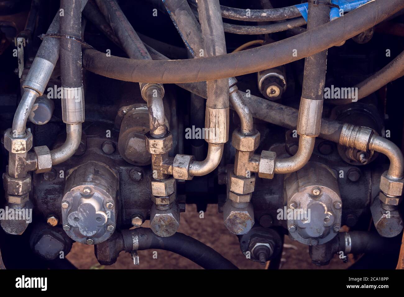 Impianto idraulico. Chiusura dei tubi flessibili ad alta pressione. Impianto ad alta pressione su attrezzature da costruzione. Foto Stock