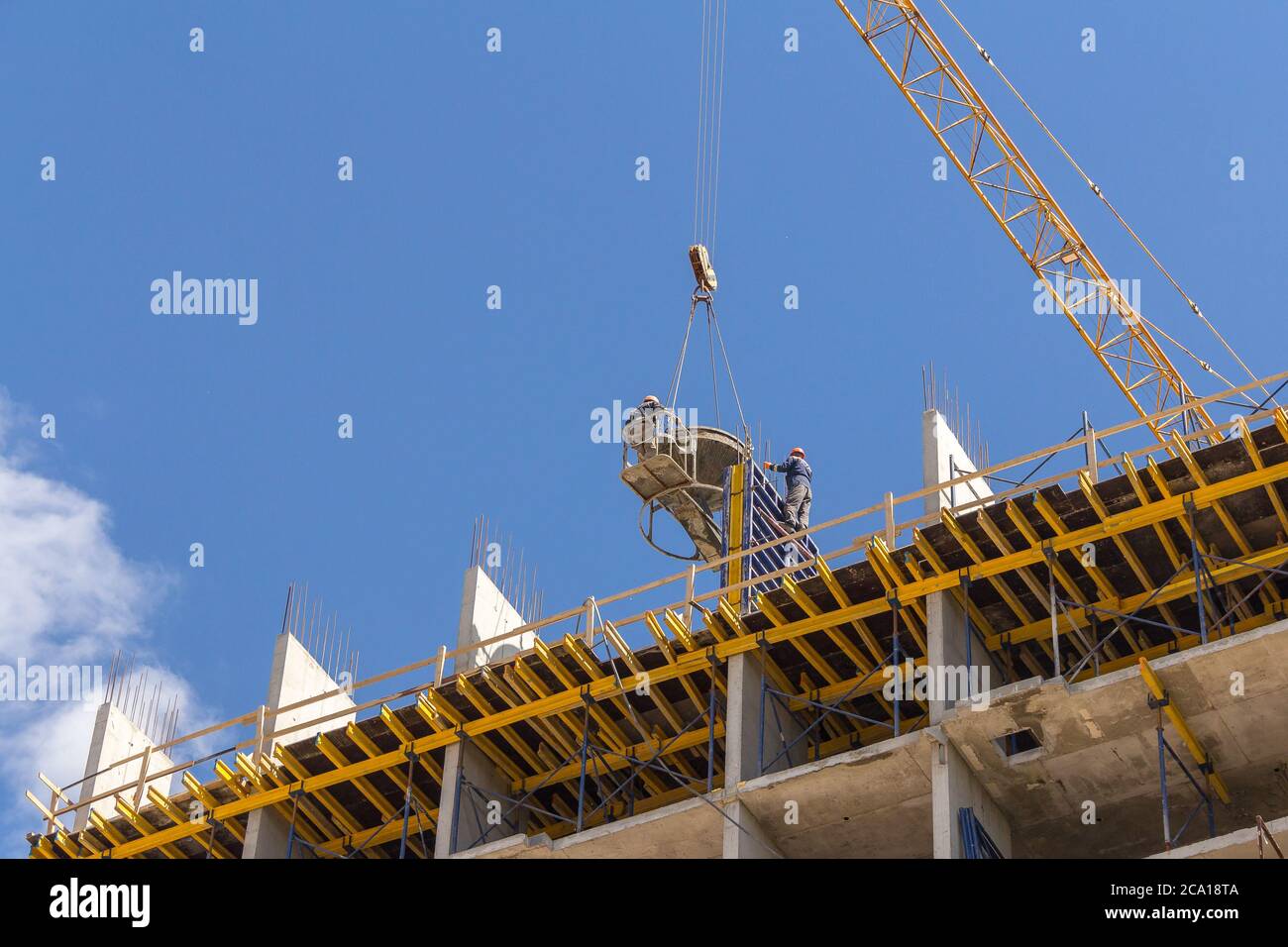 Versando cemento sulla costruzione di un alto edificio. Costruzione di edifici residenziali. Telaio in cemento armato dell'edificio. Foto Stock