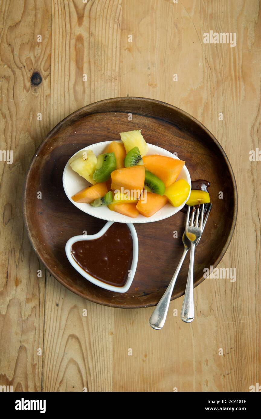 Caramello salato e fonduta di cioccolato con frutta mista. Foto Stock