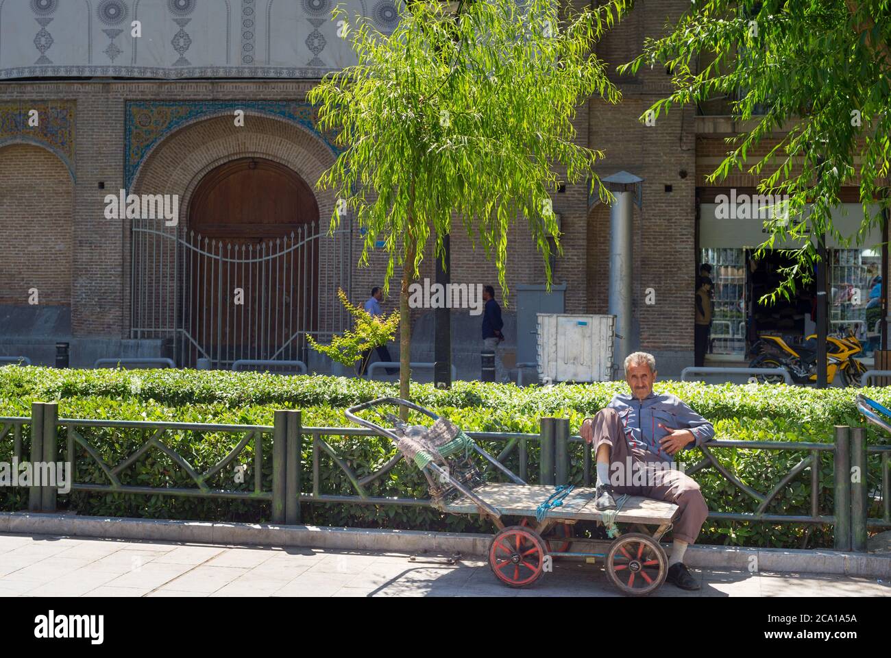 TEHERAN, IRAN - 22 MAGGIO 2017: Uomo seduto su un carrello vuoto per la strada di Teheran. Il tasso di disoccupazione iraniano sarà del 16% nel dicembre 2020, come riportato da Inte Foto Stock
