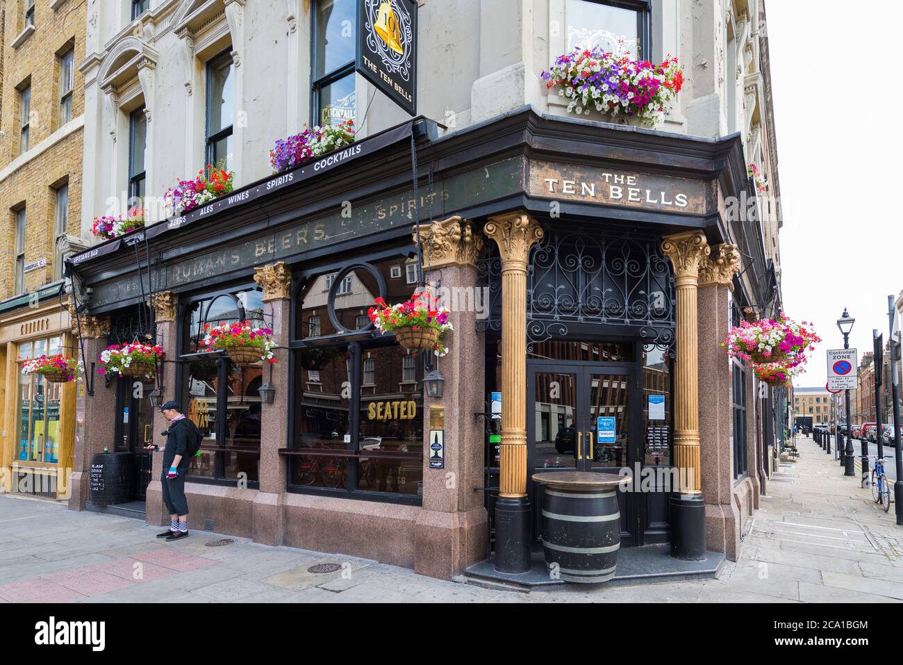 La casa pubblica Ten Bells all'angolo tra Commercial Street e Fournier Street, Spitalfields, Londra, Inghilterra, Regno Unito Foto Stock