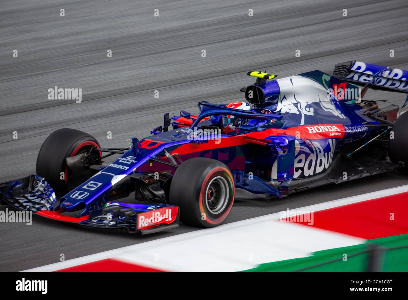 Pierre Gasly guida la sua Scuderia Toro Rosso STR13 F1 Car durante le qualifiche per il Gran Premio d'Austria 2018 al Red Bull Ring. Foto Stock