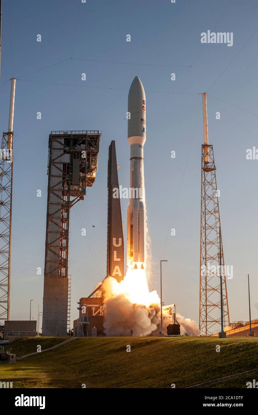 Il razzo booster United Launch Alliance Atlas V, che porta la NASA Mars perseverance rover e l'elicottero Ingenuity, si solleva dal Launch Complex 41 luglio 30, 2020 a Cape Canaveral Air Force Station, Florida. la rover fa parte del programma di esplorazione di Marte della NASA, uno sforzo a lungo termine di esplorazione robotica del pianeta rosso. Foto Stock