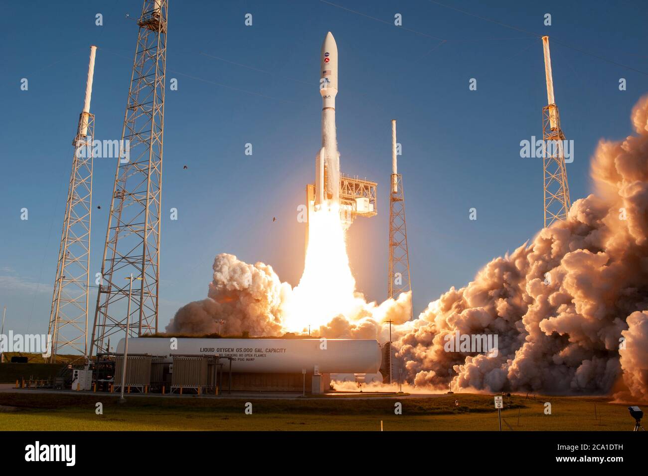 Il razzo booster United Launch Alliance Atlas V, che porta la NASA Mars perseverance rover e l'elicottero Ingenuity, si solleva dal Launch Complex 41 luglio 30, 2020 a Cape Canaveral Air Force Station, Florida. la rover fa parte del programma di esplorazione di Marte della NASA, uno sforzo a lungo termine di esplorazione robotica del pianeta rosso. Foto Stock