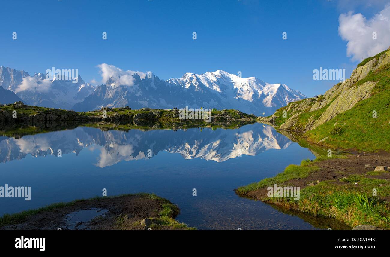 Monte Bianco riflessione sul Lac de Cheserys Foto Stock
