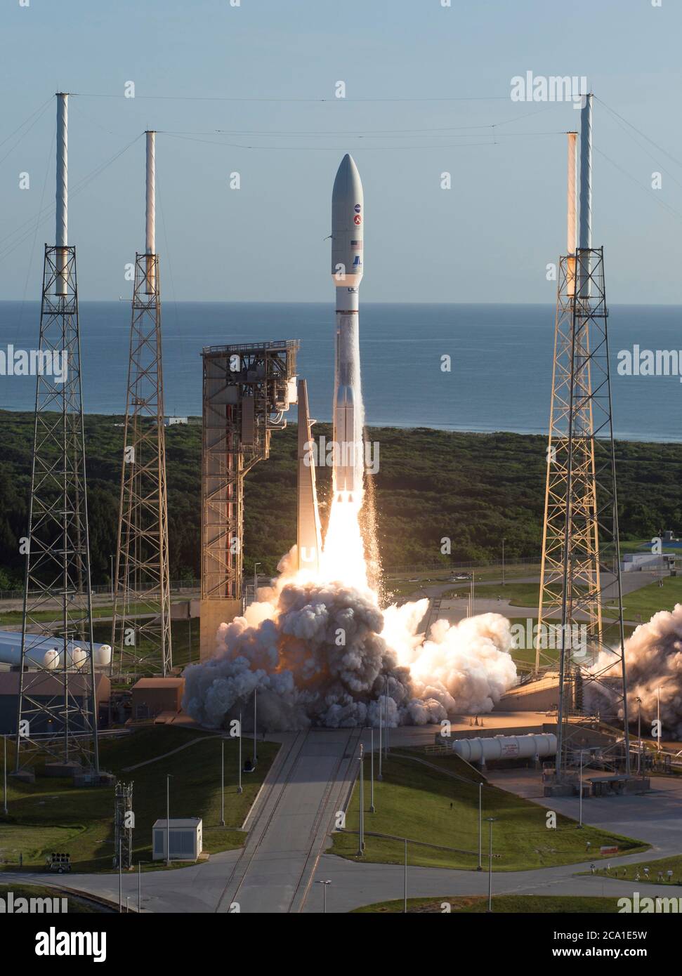 Il razzo booster United Launch Alliance Atlas V, che porta la NASA Mars perseverance rover e l'elicottero Ingenuity, si solleva dal Launch Complex 41 luglio 30, 2020 a Cape Canaveral Air Force Station, Florida. la rover fa parte del programma di esplorazione di Marte della NASA, uno sforzo a lungo termine di esplorazione robotica del pianeta rosso. Foto Stock