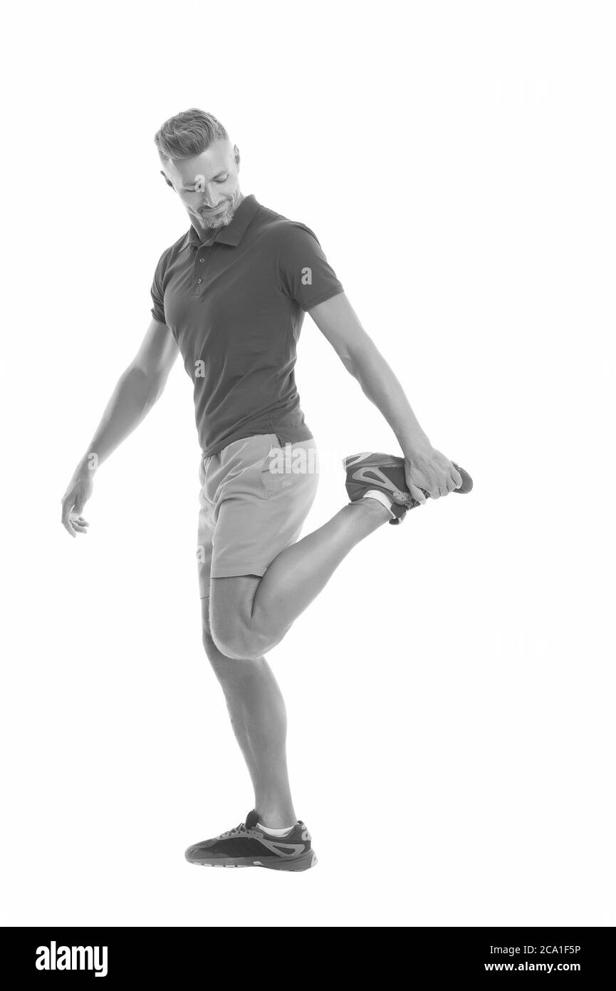 Riscaldamento con alcuni tratti. Uomo atletico che si allunga isolato su bianco. Allungamento muscolare. Allenamento stretching. Esercizi di stretching per una maggiore flessibilità. Prevenzione di lesioni. Foto Stock Riscaldamento con alcuni tratti. Uomo atletico che si allunga isolato su bianco. Allungamento muscolare. Allenamento stretching. Esercizi di stretching per una maggiore flessibilità. Prevenzione di lesioni. Foto Stock