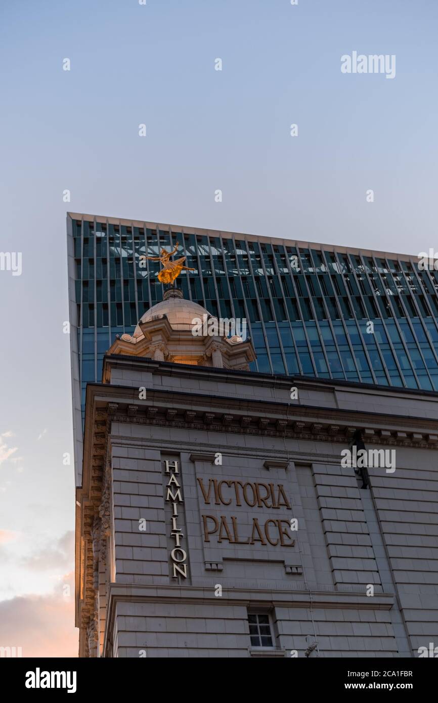 Londra, UK - 01 ago 2020: Guardando il Victoria Theatre, Londra, Regno Unito, giocando a Hamilton davanti a un nuovo edificio in vetro Foto Stock