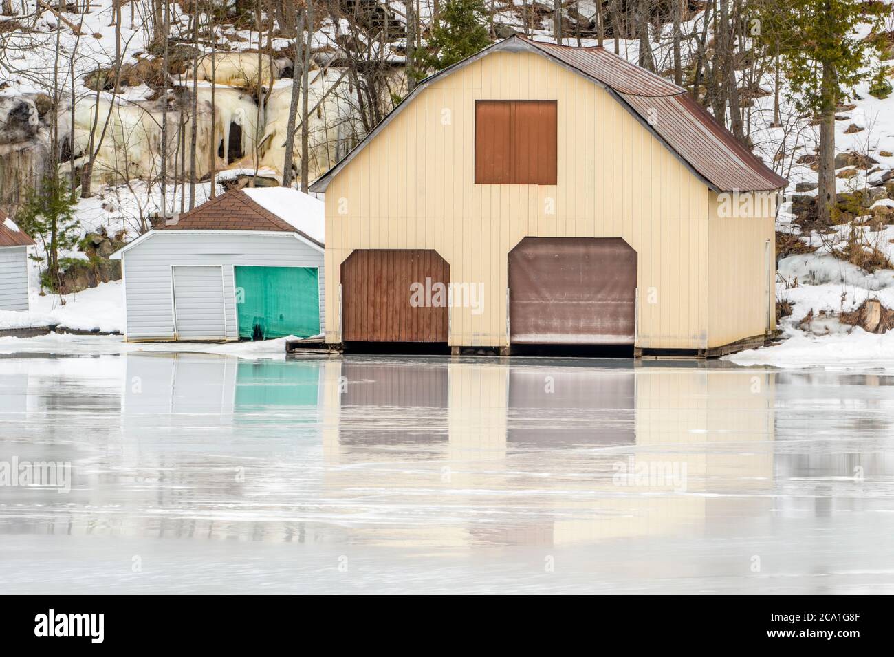 Lago Rosseau con le boathouses lungo la riva durante un inverno disgelo, Rosseau, Ontario, Canada Foto Stock