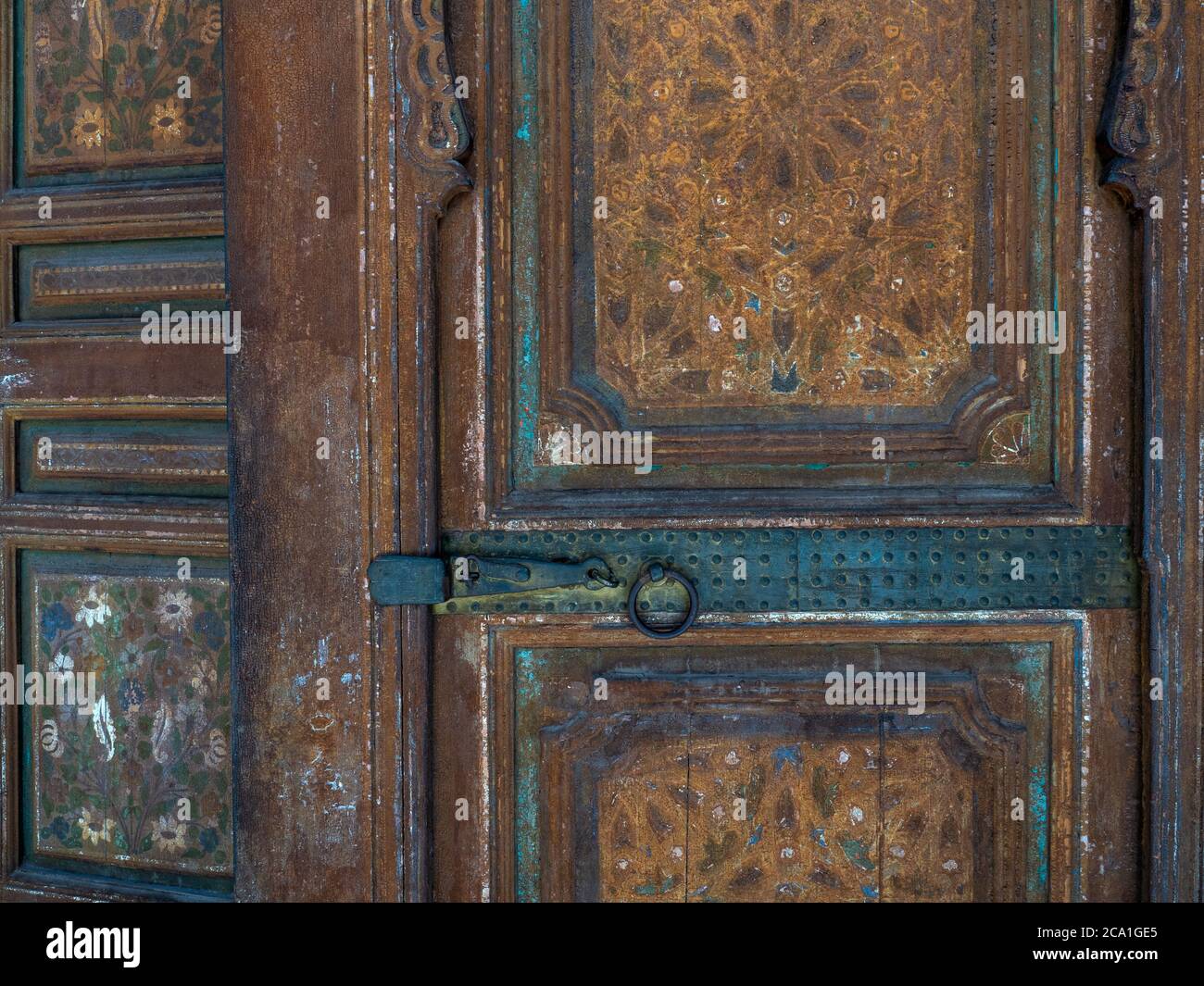 Vecchia porta di legno con chiavistello scorrevole hasp e bloccare,  sbloccato, Marrakech, Marocco Foto stock - Alamy