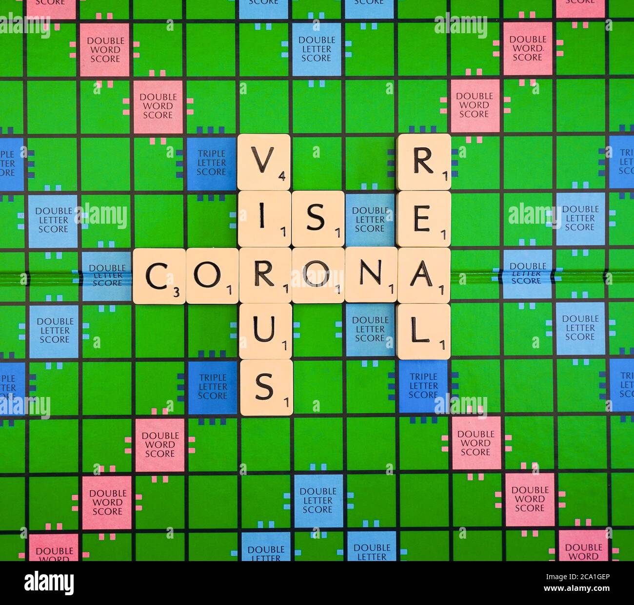 Primo piano di scrabble piastrelle di gioco ortografia messaggio CORONAVIRUS È COSÌ REALE. Questa crisi globale non è un gioco: È una situazione di vita o di morte. Foto Stock