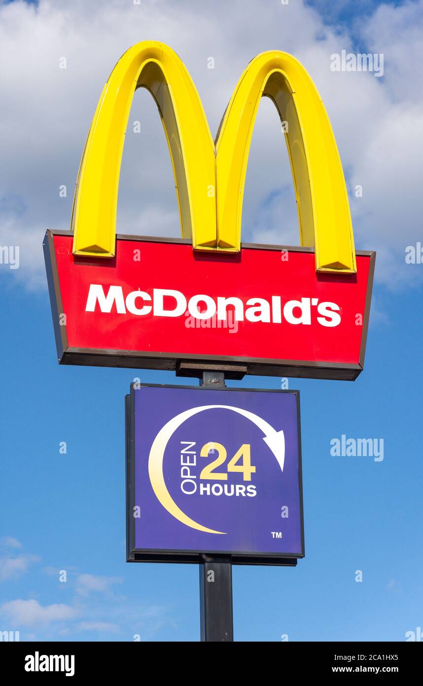 McDonald's Restaurant Sign, Wearmouth Street, Monkwearmouth, Sunderland, Tyne and Wear, Inghilterra, Regno Unito Foto Stock