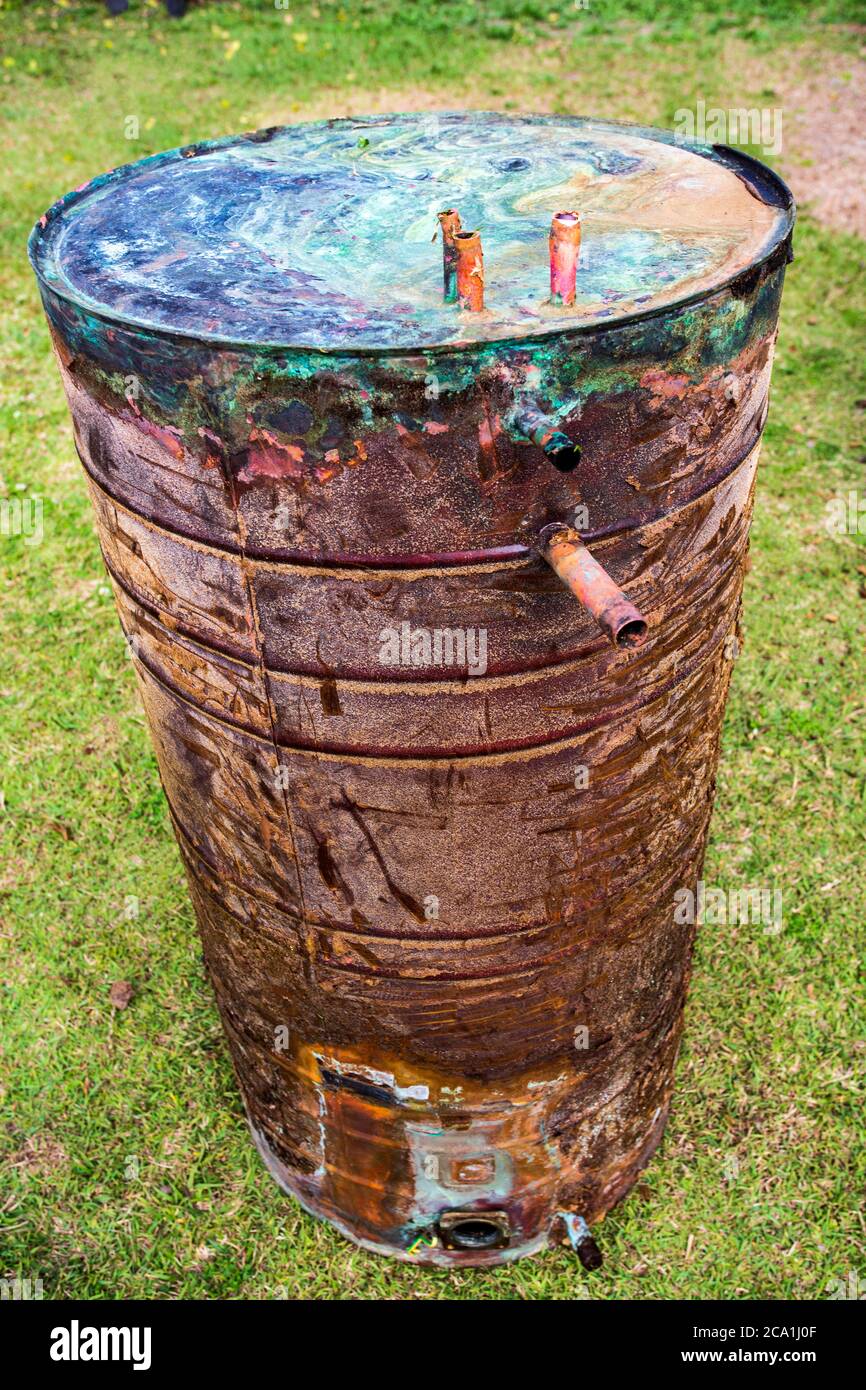 Serbatoio di acqua calda in rame disusato completamente spogliato di materiale isolante pronto per il commercio di rottami di metallo Foto Stock