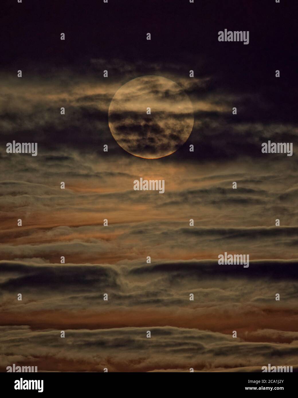 Glasgow, Scozia, Regno Unito 3 agosto, 2020: Regno Unito Meteo: La luna di storione in cielo lacerato come il tempo si trasforma in pioggia per i prossimi giorni, come la luna sbirciata come una maschera facciale in questi tempi di Coronavirus. Credit: Gerard Ferry/Alamy Live News Foto Stock