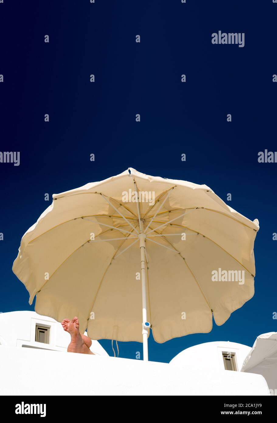 I piedi di persona si rilassano sotto l'ombra Foto Stock