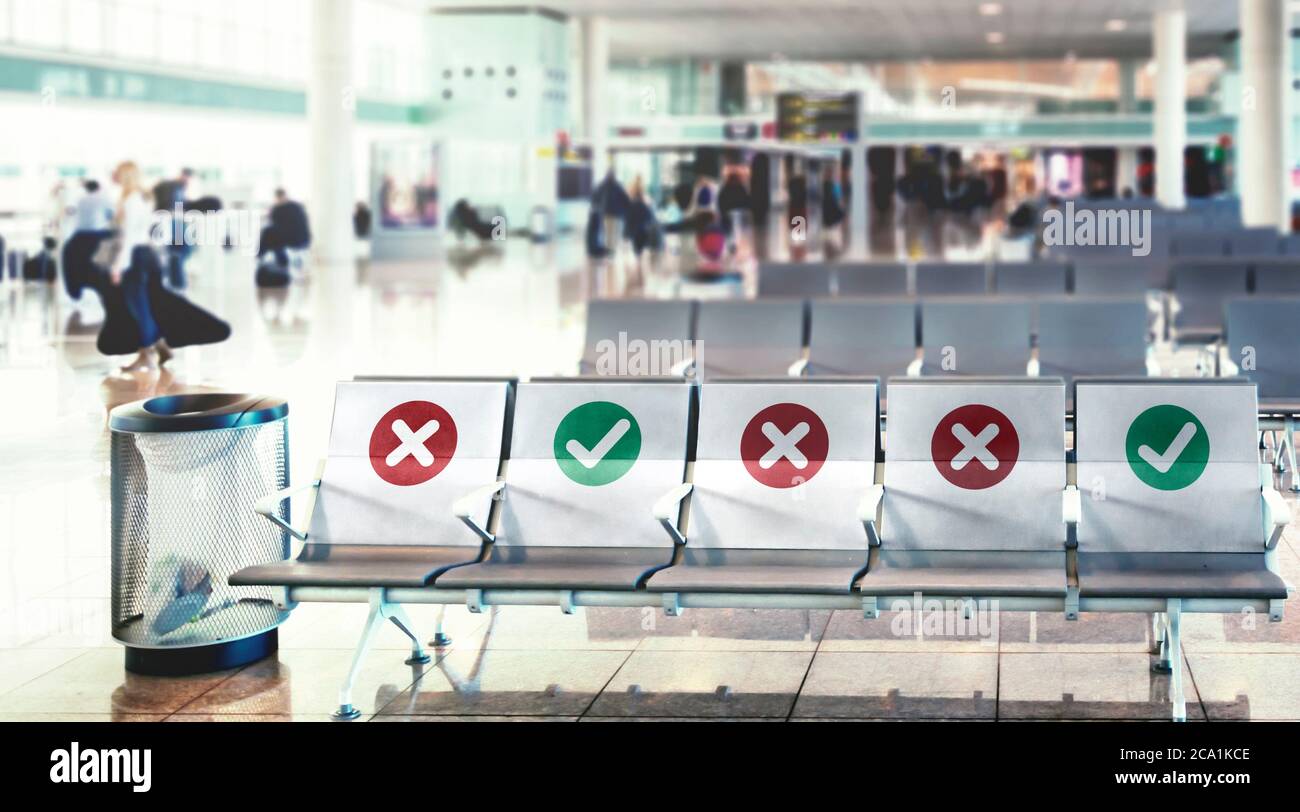 una fila di sedie vuote con un'indicazione di dove è possibile sedersi per mantenere la sicurezza sociale Distanza durante la pandemia COVID-19 Foto Stock