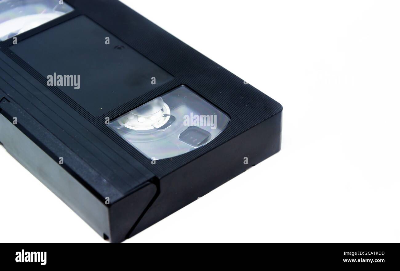 Dettaglio di una videocassetta in formato VHS isolata su sfondo bianco. Home Entertainment con film. Sistema di memorizzazione dati audio e video analogico Foto Stock