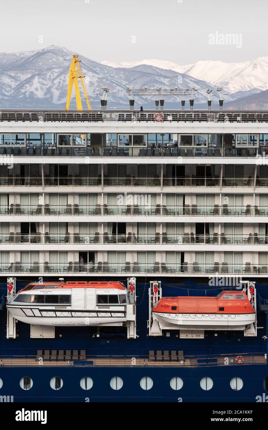 Ponte multiplo di spedizione passeggeri di lusso nave da crociera Celebrity Millennium con imbarcazioni di salvataggio a bordo della nave da crociera Foto Stock