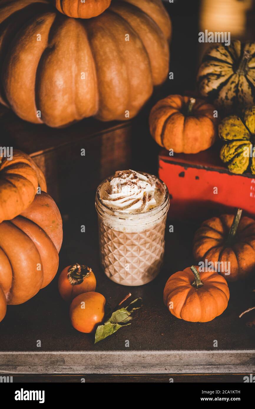 Bevanda a base di caffè latte di zucca con panna montata e cannella Foto Stock
