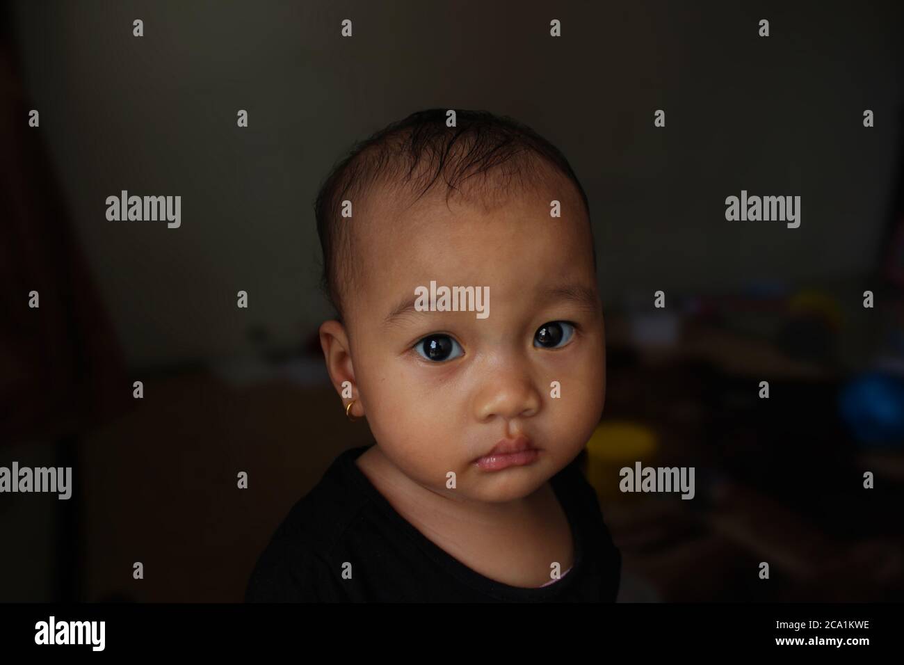 Un bel bambino indonesiano carino con un look pleading Foto Stock
