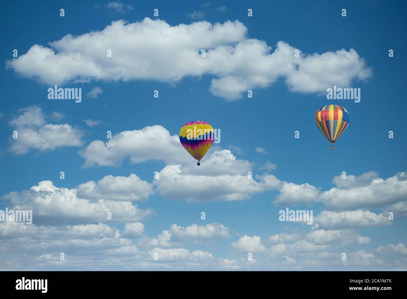 Due palloncini ad aria calda su Blue Sky Foto Stock