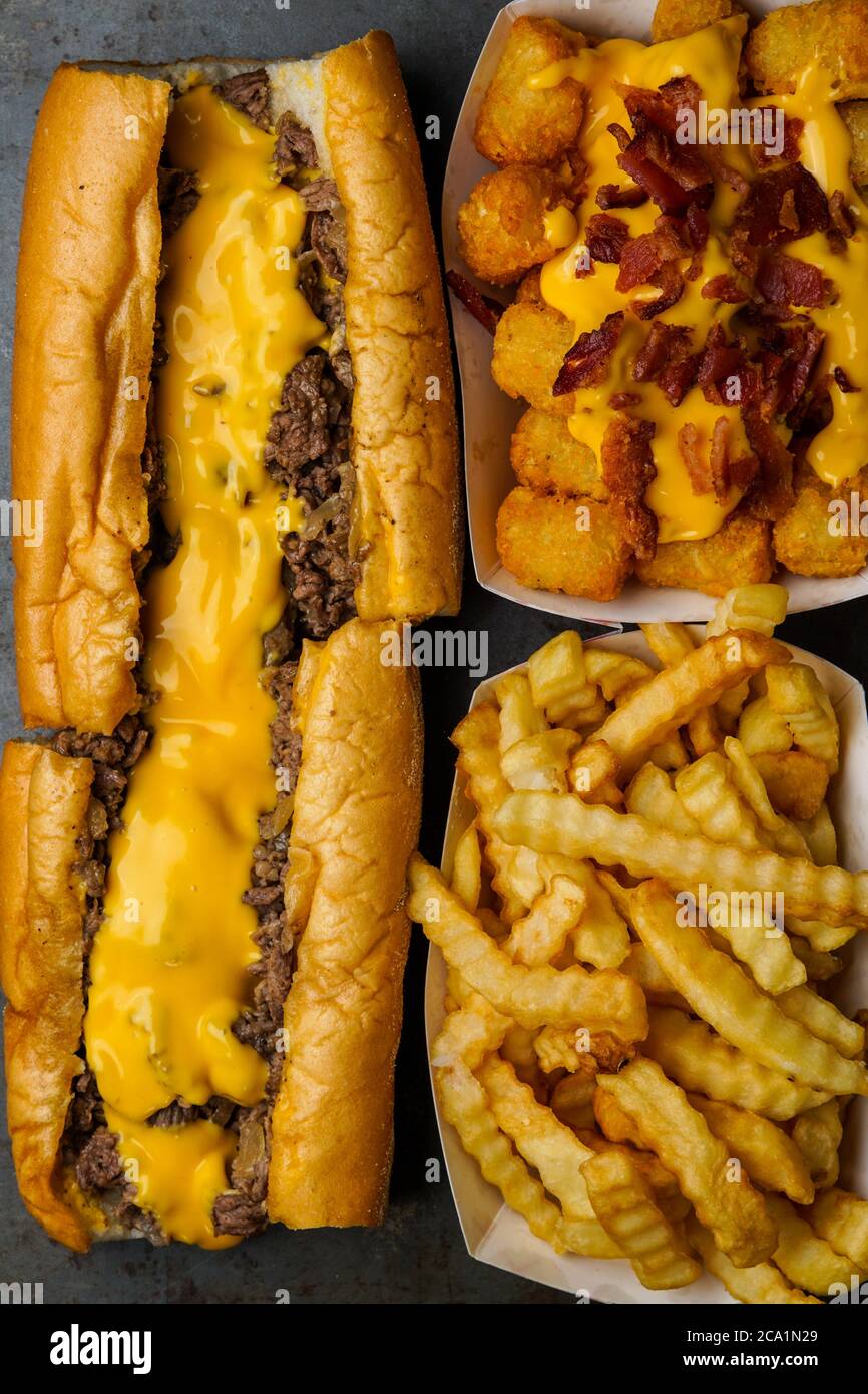 Philly Cheesesteak con patatine fritte e crostini Foto Stock