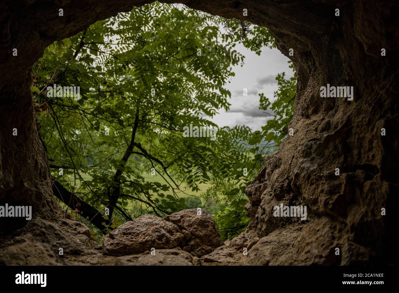 Ripresa da una piccola apertura nella Miller Cave verso l'ampia foresta che circonda il fiume Big Piney. Foto in posizione all'interno di Fort Leonard Wood, Missouri. Foto Stock