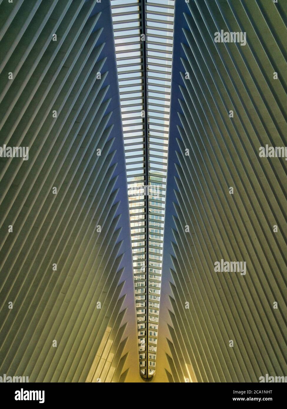 Hub dei Trasporti (Oculus) nella città di New York nel quartiere finanziario vista interna che mostra la sala principale (progettato dall'architetto Santiago Calatrava ) Foto Stock
