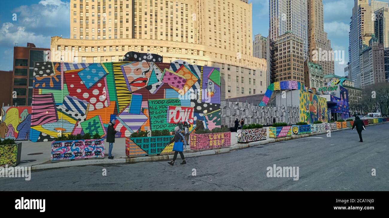 Arte murale (Graffiti) al World Trade plaza a Lower Manhattan, vista diurna di New York con persone che camminano Foto Stock