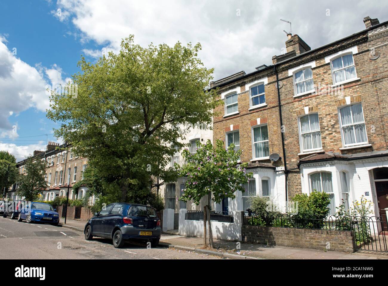 Case a schiera vittoriane a tre piani Roden Street, Holloway, London Borough of Islington, N7. Foto Stock