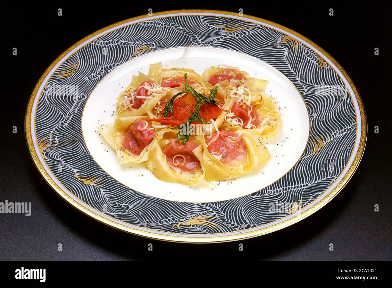 Ricette italiane, Pasta Tortelli fresca con barbabietole e ricotta all'insalata Foto Stock