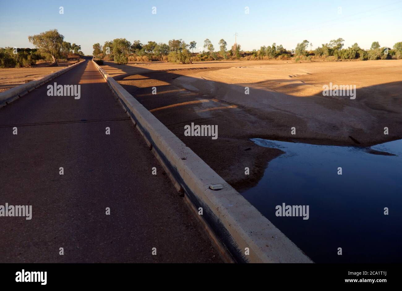 Causeway attraverso principalmente il fiume Gilbert secco, Outback Queensland, Australia. No PR Foto Stock